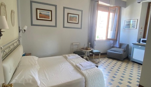 Camera BANDITO tripla vista città