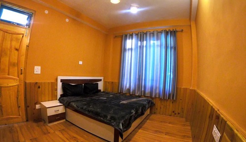 Dormitorio compartido, varias camas, vistas a la montaña