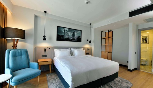 Suite junior, terraza, vistas parciales al mar