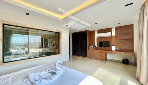 Executive Suite Panoramic Pyramids View