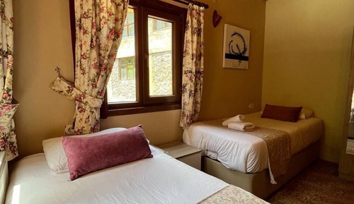 Habitación con 2 camas individuales, vistas a la montaña