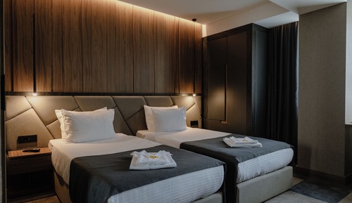 Habitación superior con 1 cama doble o 2 individuales, vistas a la ciudad