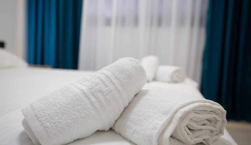 Habitación triple, vistas al patio