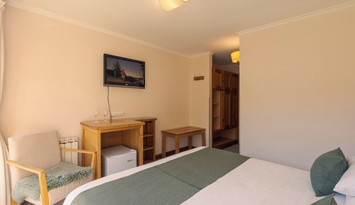 Habitación clásica con 1 cama doble o 2 individuales, vistas a la montaña