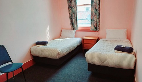 Habitación básica con 2 camas individuales