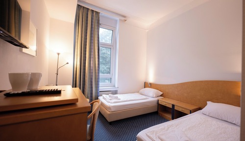 Habitación básica con 2 camas individuales