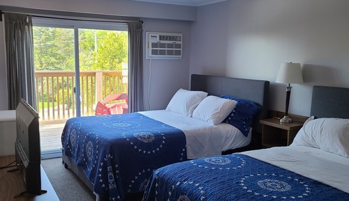 Habitación estándar, 2 camas dobles, balcón, vistas parciales al lago