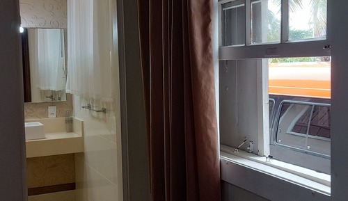 Habitación triple superior, vistas parciales al mar