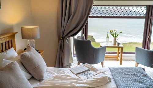 Habitación superior con 1 cama doble o 2 individuales, vistas al mar