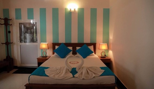 Habitación básica con 1 cama doble o 2 individuales, vistas al jardín