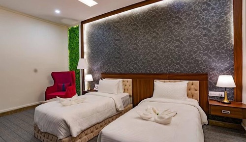 Habitación superior con 2 camas individuales, vistas a la ciudad