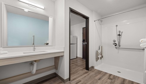 Suite, 1 cama de matrimonio, accesible para personas con discapacidad, no fumadores (Accessible Tub)