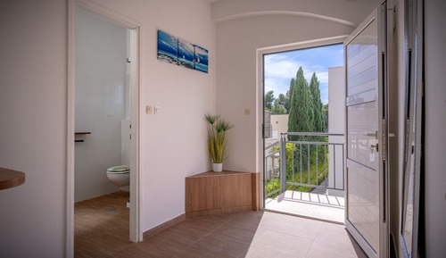 Estudio clásico, balcón, frente a la playa