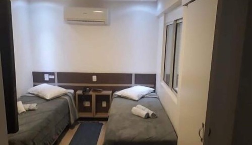 Habitación básica con 2 camas individuales