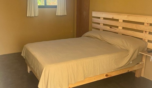 Habitación básica con 1 cama doble o 2 individuales, vistas a la piscina