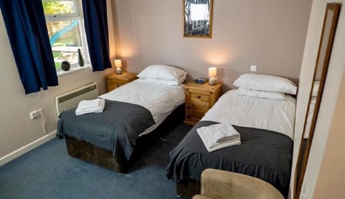 Habitación estándar con 2 camas individuales, accesible para personas con discapacidad, baño privado