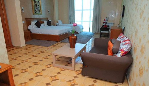 Habitación triple estándar, baño privado, vistas a la ciudad