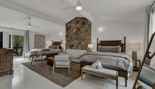 Casa, varias camas, acceso a la piscina