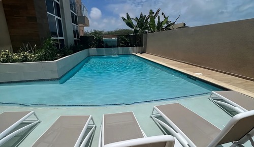 Apartamento de lujo, 1 cama de matrimonio grande con sofá cama, acceso a la piscina