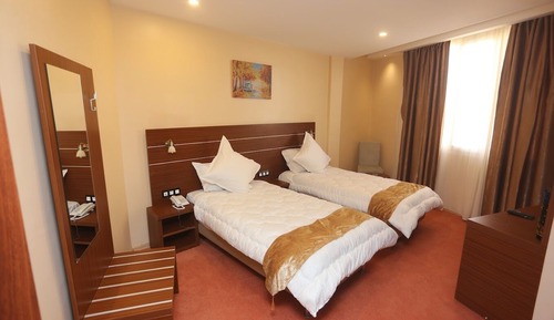Habitación estándar con 1 cama doble o 2 individuales, baño privado, vistas a la ciudad