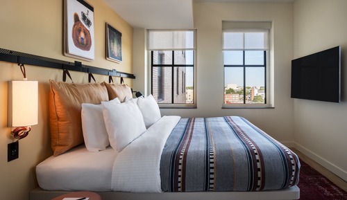 1 King Bed and Bunk Bed Room