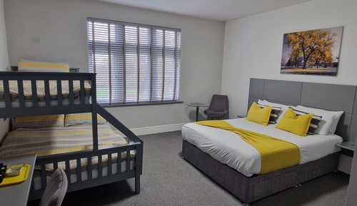 Habitación familiar doble, varias camas, baño privado, vistas al jardín