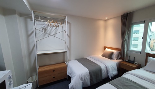 Standard Triple (1 Queen 1 Single)