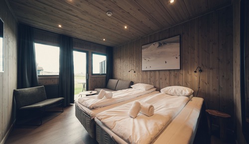 Habitación superior con 1 cama doble o 2 individuales, planta baja