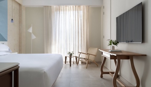 Habitación, 1 cama de matrimonio grande con sofá cama, balcón (Essential)