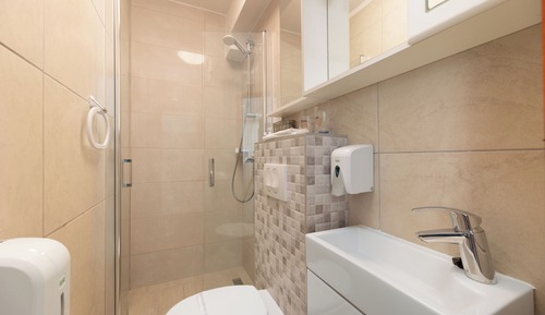 Habitación básica con 2 camas individuales, vistas parciales al mar