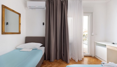 Habitación clásica con 2 camas individuales, vistas parciales al mar