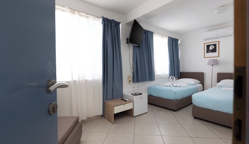 Habitación básica con 2 camas individuales, vistas al patio