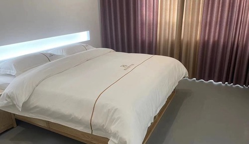 Basic Room, 1 Queen Bed, Smoking, Courtyard View