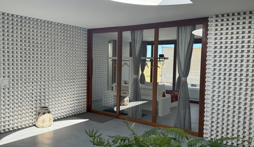 Suite de lujo, vistas parciales al mar