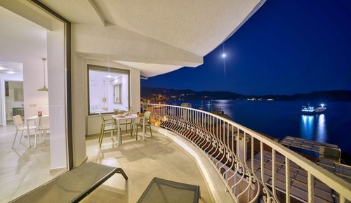 Apartamento de lujo, mirando al mar