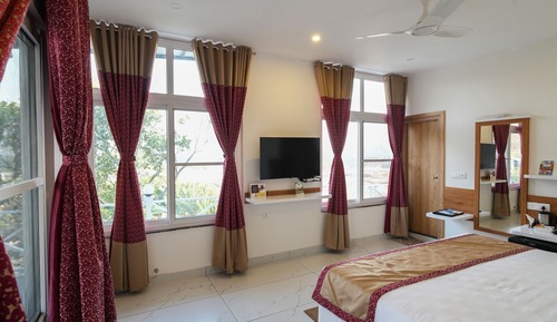 Club Room - King & Sofa Bed - Sitout