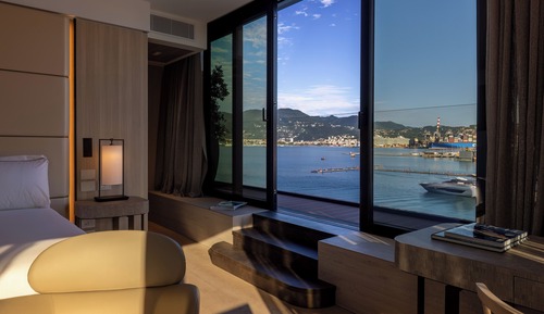 Suite junior, vistas parciales al mar