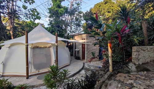 Tienda tradicional, vistas a la piscina