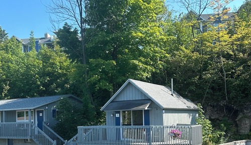 1 Queen Private Downtown and Lake View (Second Floor)