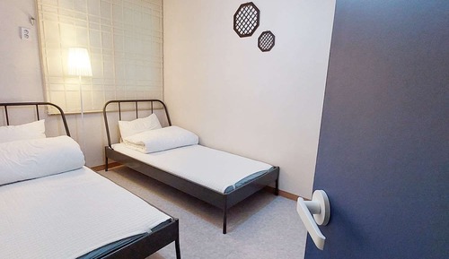 Habitación básica con 2 camas individuales