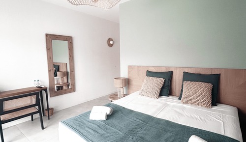 Habitación superior con 1 cama doble o 2 individuales, 1 cama de matrimonio grande, mirando al mar