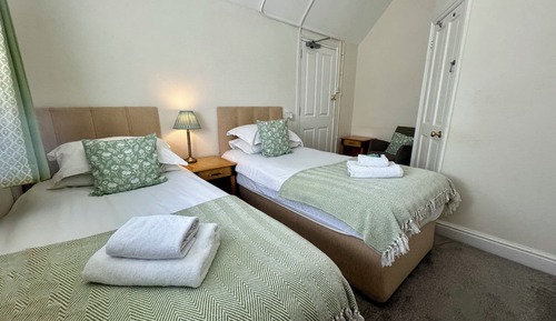 Habitación básica con 2 camas individuales, 2 camas individuales