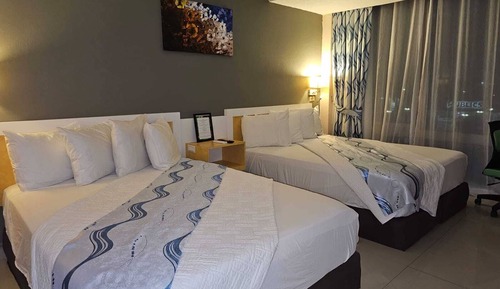 Habitación familiar doble, 2 camas de matrimonio, no fumadores, acceso a la piscina