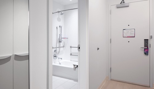 Habitación estándar, vistas a la piscina (Mobility, ADA Tub )