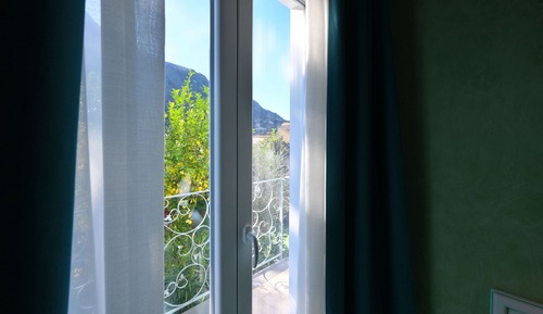 Habitación superior con 1 cama doble o 2 individuales, balcón, vistas a la montaña