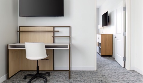 Suite, 1 cama de matrimonio grande con sofá cama, en esquina (Mobility/Hearing Access, Roll-in Shwr)