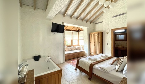 Habitación Premium, varias camas, bañera de hidromasaje, vistas a la ciudad
