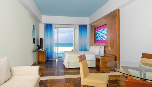 Altitude Junior Suite Swimout Ocean Front King