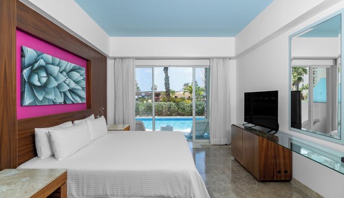 Altitude Junior Suite Swimout Garden View King