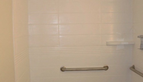 Estudio, accesible en silla de ruedas (Communications, Accessible Tub)